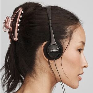 Alo acrylic illusion hair clip in pink -NWT